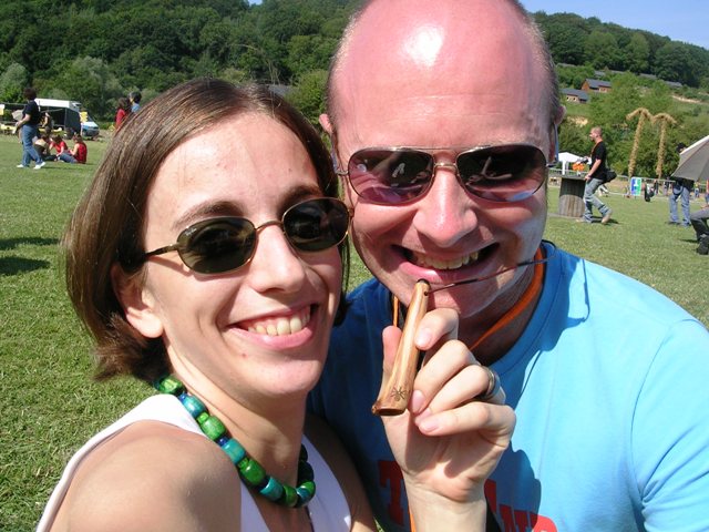 javotte et Pat avec son pendentif en forme de didg