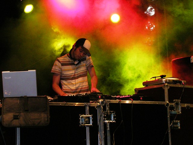 Dj en fin de soirée!! Enfin en pleine nuit ouiii!