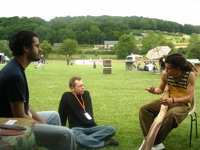 Yvan, thebourdon et Bruno qui ponce son didg