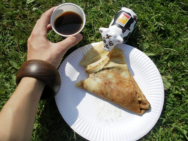 Crèpe au nutella et café??? Arrete la vache de tout bouffer!! Laisses en aux autres!