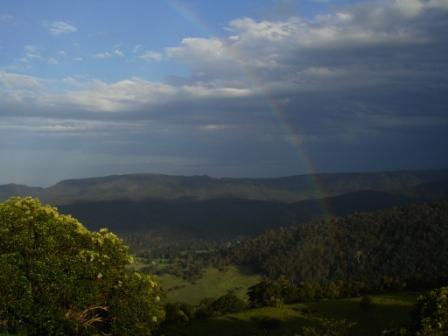 un arc en ciel complet sur bina bara montain, au moment de la photo l'arc en ciel commence à disparaître, un arc secondaire est même apparu juste audessus, le moment est particulier aussi car l'endroit sur lequel on se trouve est sacré.