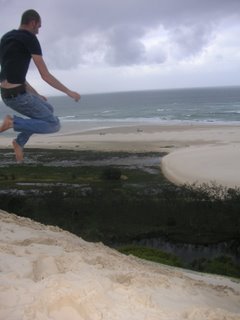 Une dune de sable (Elle était énorme ! au moins 60 mètres de haut!) de Frazer Island : La plus large île de sable au monde.