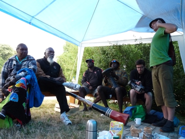 Le petit déjeuner au stand vendredi matin, accompagné d'un gros boeuf (musical...)