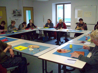 tout le monde concentré à l'atelier &quot;initiation à la peinture aborigène&quot;