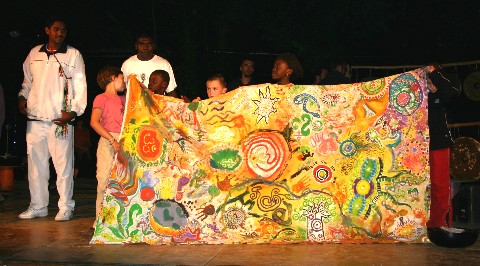 les enfants offrent la fresque au abos