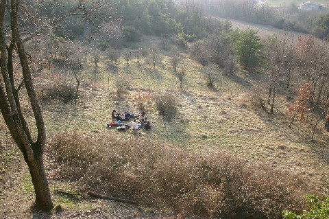 Au pied de la grotte