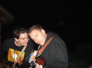 c'est si agréable de jouer de la guitare ensemble....JPG