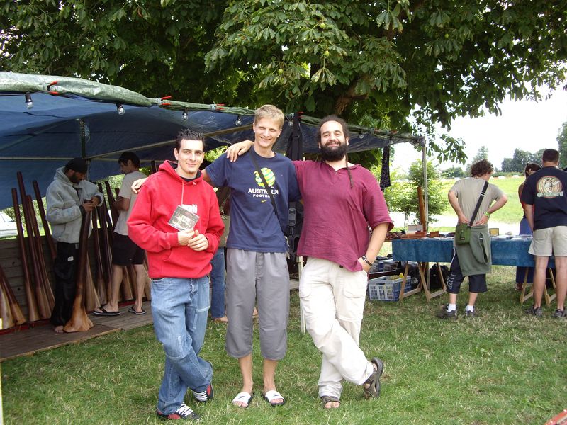 obo, moi, kortes, devant le stand aborigenal arts