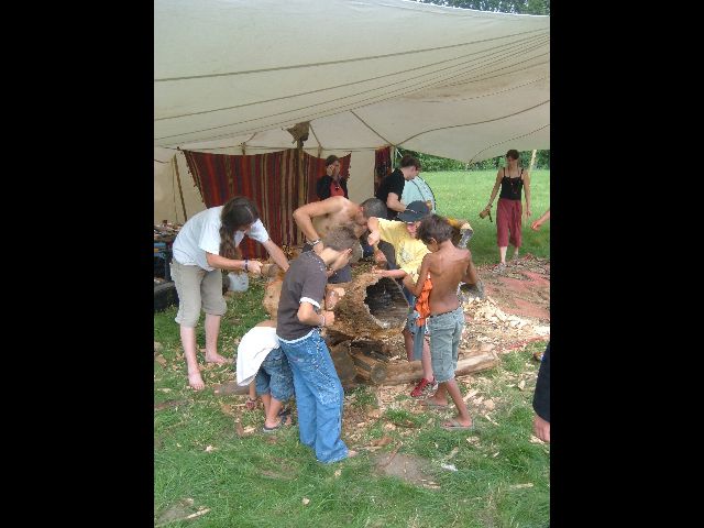 les enfants en atelier sculpture sur bois