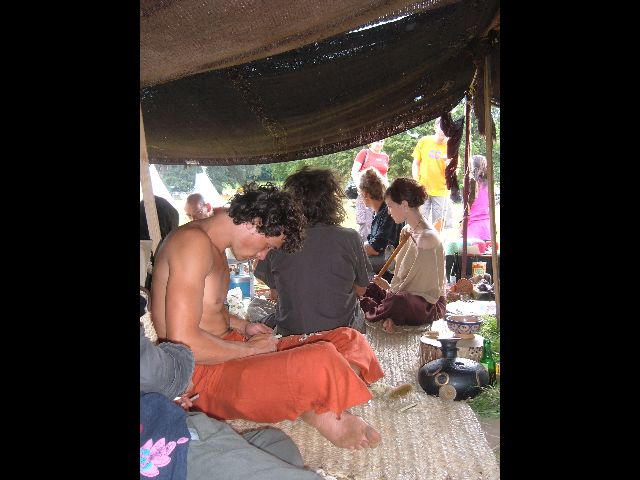 fabrication de brosse à cheveux sous une tente en buvant du café épicé d'afrique noire