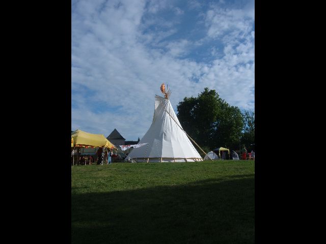 le grand tipi où pendant 36 heures sans arrêter ils ont reproduit les battements cardiaques à la percu, magique!