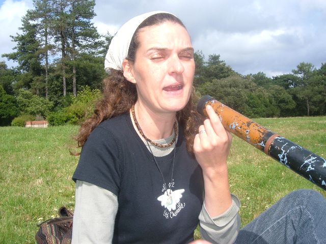 pour que Kiki ne me tape pas... effets secondaires au didgeridoo!!! hihi Merci Océane!!