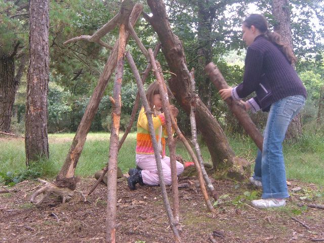 les filles qui faisaient une cabane!
